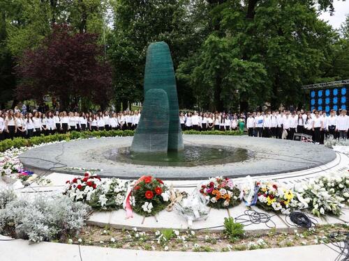 Učenici sarajevskih škola odali počast ubijenoj djeci opkoljenog Sarajeva
