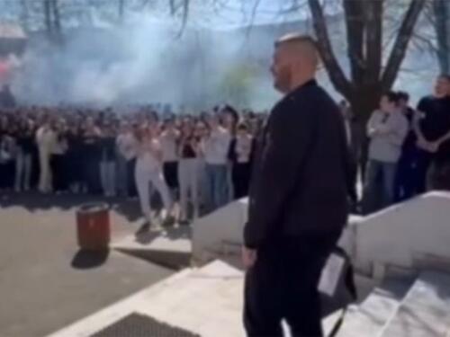 Učenici škole u Banjaluci priredili nezaboravan oproštaj profesoru Anelu Hajiriću