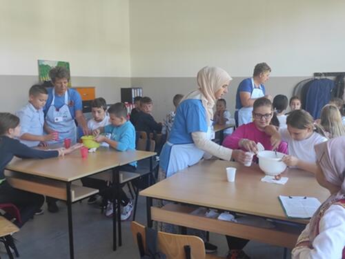 Učenici u Lukavcu uljepšali obilježavanje Dan starijih osoba