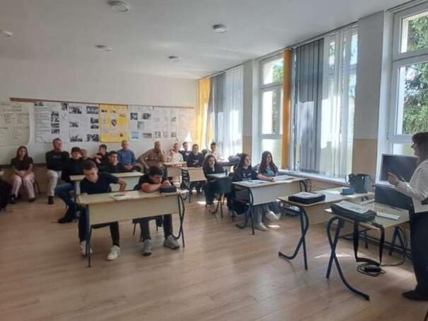 Učenici u Tuzli i Brezi učili o ratu, genocidu u Srebrenici i važnosti kulture sjećanja