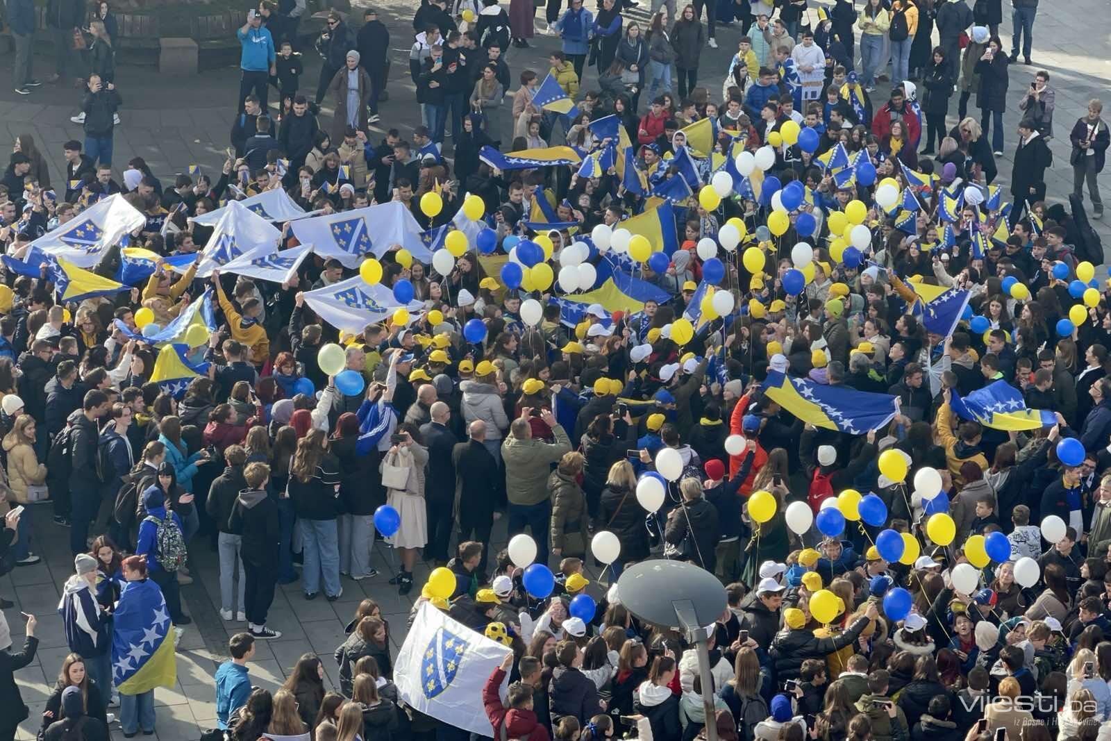 Video&Foto / Učenici u Tuzli obilježili 25. novembar: 80 balona za 80. godišnjicu obnove državnosti BiH