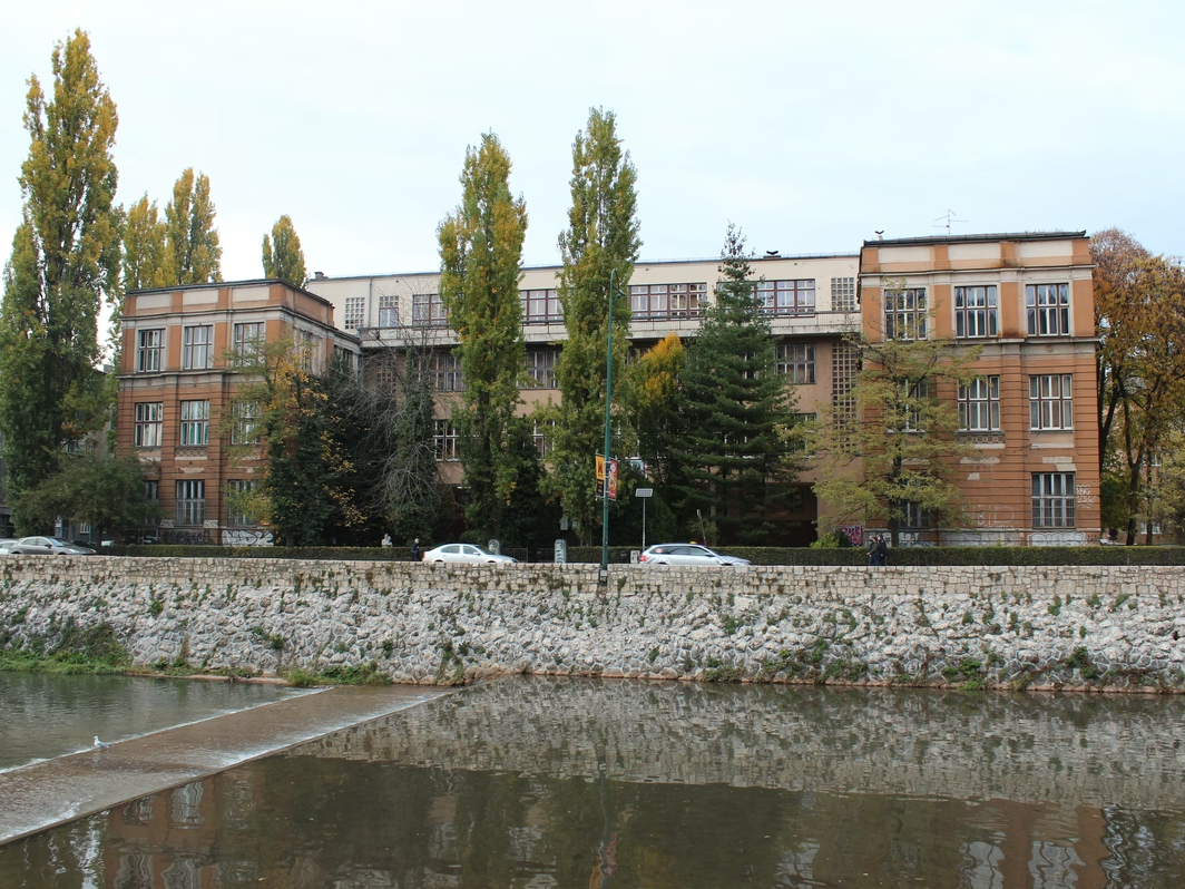 Učenik napao profesoricu u sarajevskoj gimnaziji, policija privela učenike