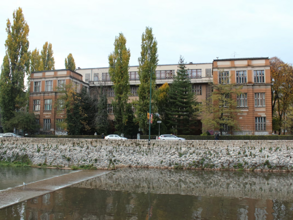 Učenik fizički napao profesoricu u sarajevskoj gimnaziji, intervenisala policija