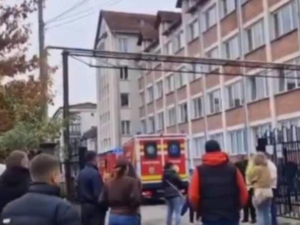 Učenik nožem napao nastavnicu i vršnjaka u Rumuniji: Najavio napad na TikToku?