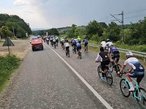 Učesnici biciklističkog maraton Bihać - Kamičani odali počast žrtvama prijedorskog kraja