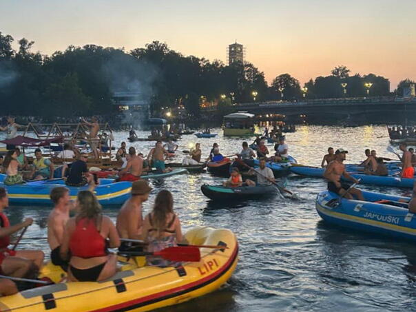 Učesnici druge etape Una regate stigli u Bihać pod bakljadom: Spektakl na vodi i obalama Une