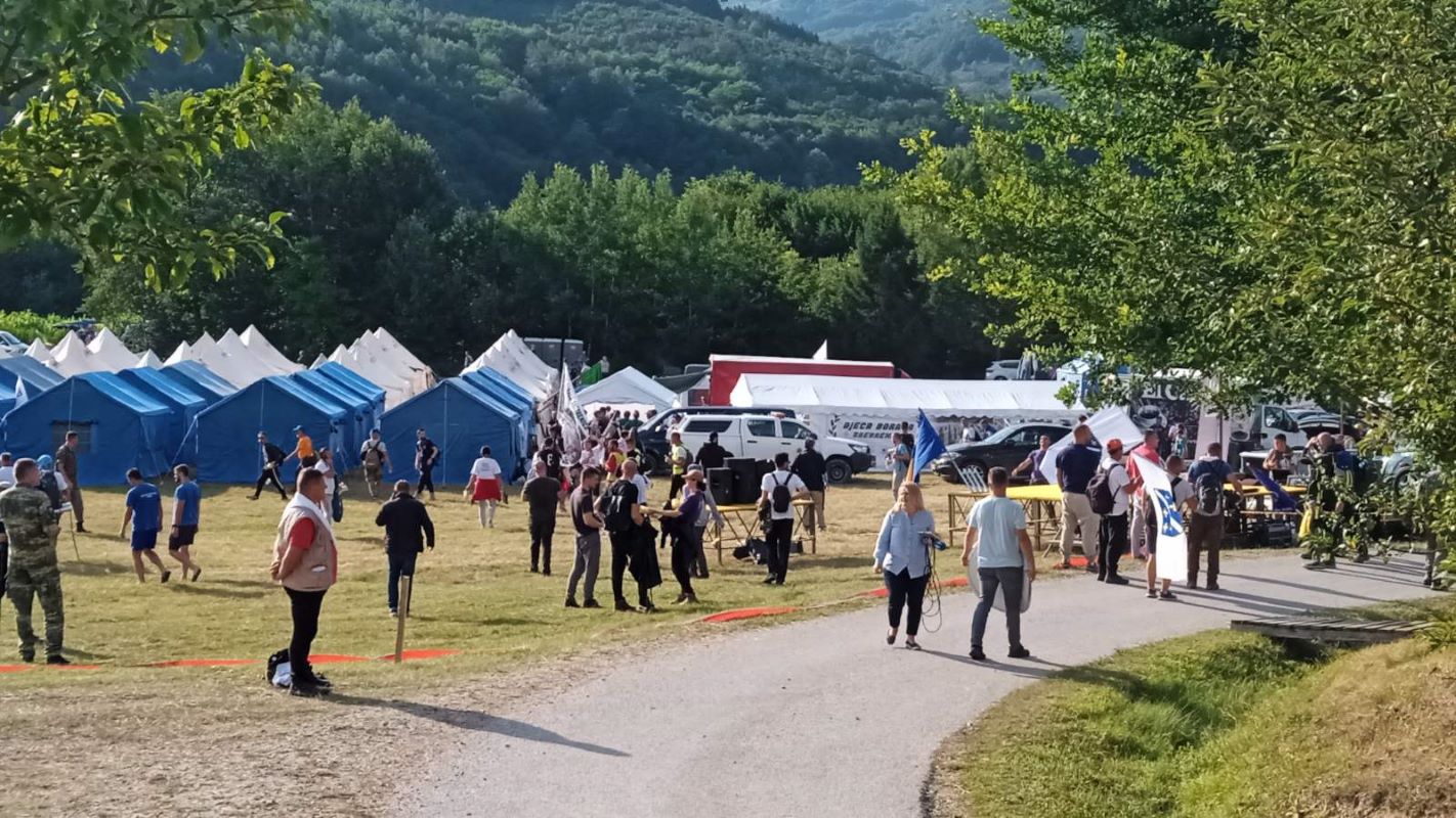 Učesnici 'Marša mira' Nezuk-Potočari stigli u Mravinjce