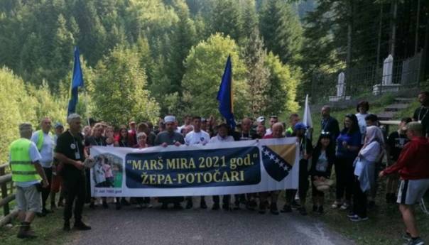Učesnici marša mira Žepa – Srebrenica na putu prema Potočarima