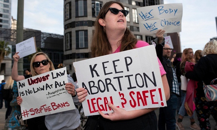 Učesnici protesta u Poljskoj upali na nedjeljne mise zbog zabrane abortusa