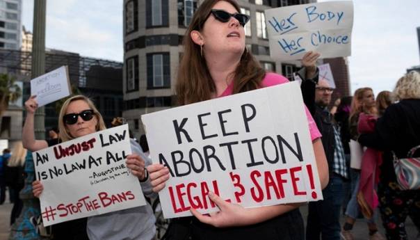 Učesnici protesta u Poljskoj upali na nedjeljne mise zbog zabrane abortusa