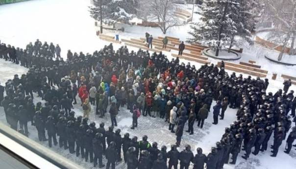 Učesnici protesta za Navalnog su huligani i provokatori