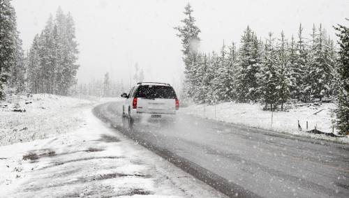 Učestali odroni na brojnim dionicama, snijeg na putevima u višim predjelima