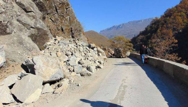 Učestali odroni zemlje ili kamenja na kolovozu