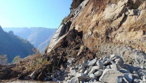 Učestali odroni zemlje ili kamenja na kolovozu na brojnim dionicama