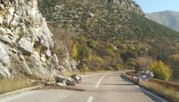 Učestali sitniji odroni na kolovoz