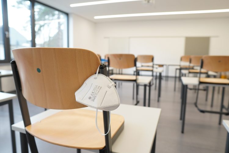 Učiteljica u Sloveniji dobila otkaz jer se nije htjela cijepiti ni testirati