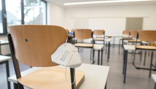 Učiteljica u Sloveniji dobila otkaz jer se nije htjela cijepiti ni testirati