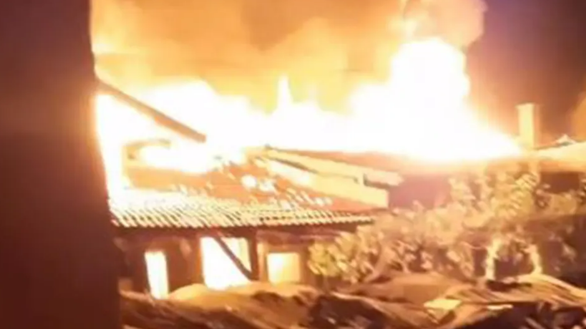 Udar groma izazvao veliki požar u Zaječaru, izgorjele tri kuće