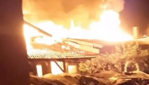 Udar groma izazvao veliki požar u Zaječaru, izgorjele tri kuće