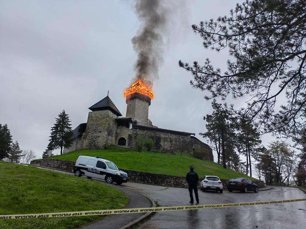 Udar groma mogući uzrok požara na tvrđavi u Velikoj Kladuši