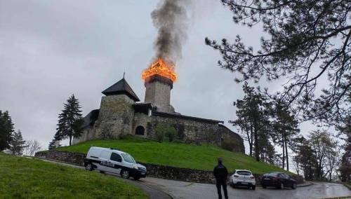 Udar groma mogući uzrok požara na tvrđavi u Velikoj Kladuši