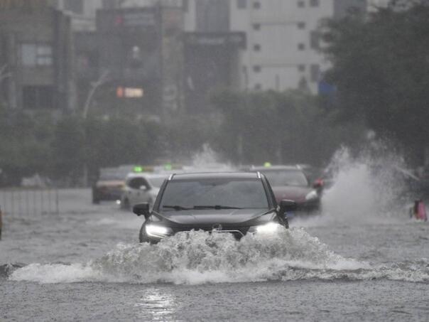 Udar tajfuna u Hong Kongu: Povrijeđeno 26 osoba, stotine potražile sklonište