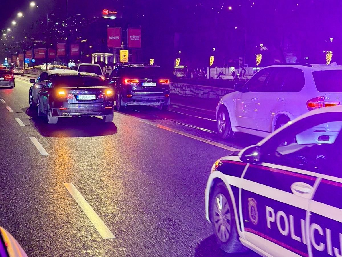 Udes dva automobila u centru Sarajeva, policija na terenu