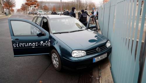 Udes ispred kancelarije Angele Merkel, na autu bila poruka