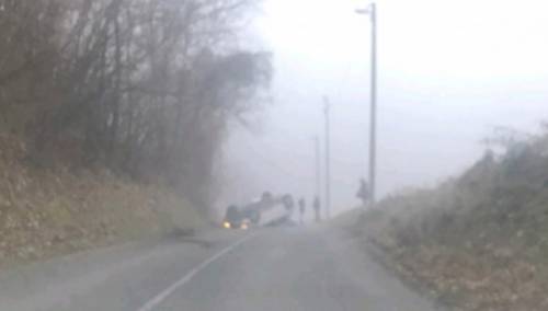 Udes kod Ugljevika: Automobil se prevrnuo na krov