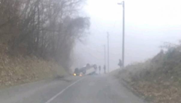 Udes kod Ugljevika: Automobil se prevrnuo na krov