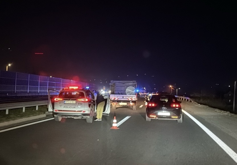 Udes na autoputu kod Podlugova, sudarila se tri auta