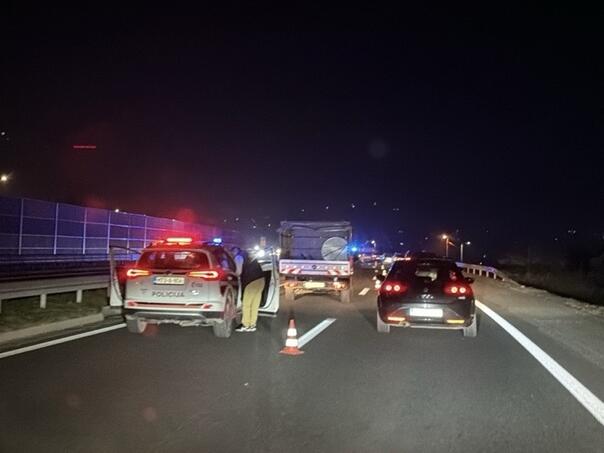 Udes na autoputu kod Podlugova, sudarila se tri auta