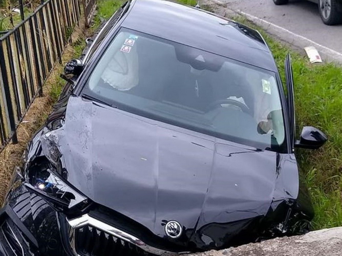 Udes u Banjaluci, automobil završio u kanalu