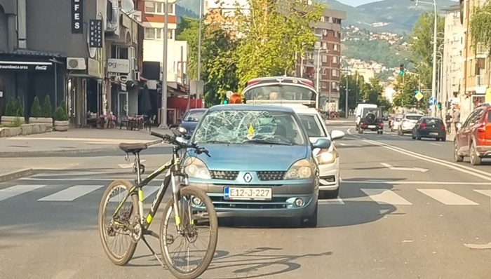 Udes u Sarajevu, automobil udario biciklistu