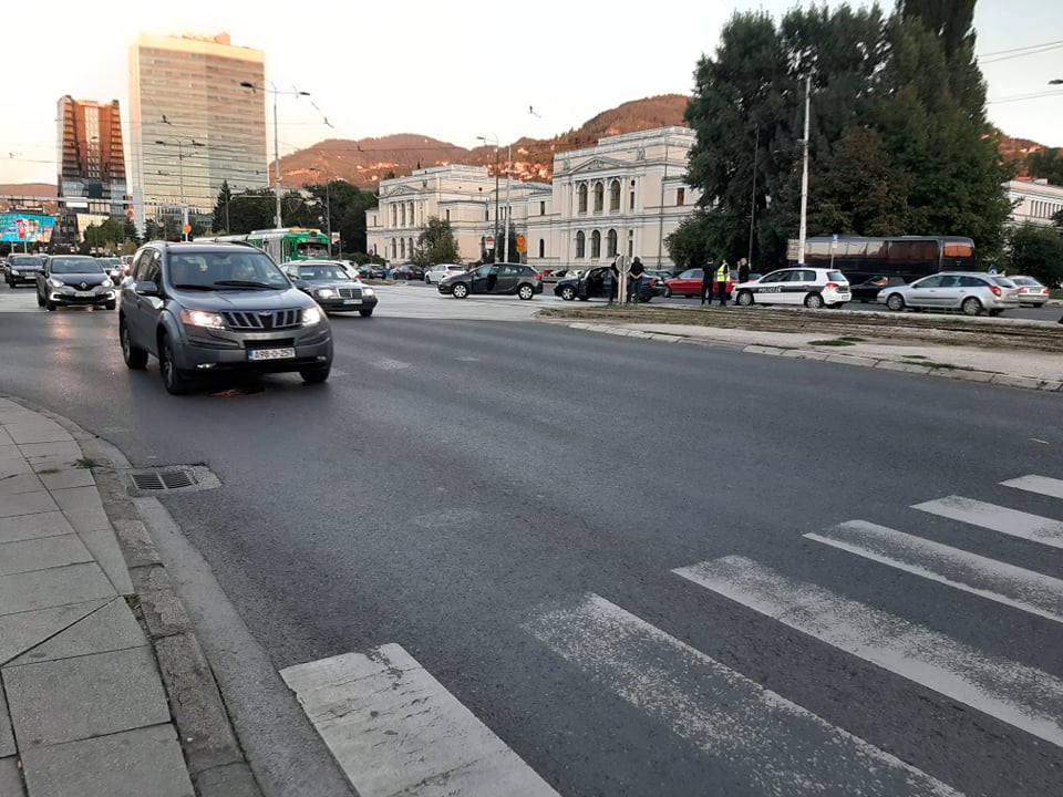 Udes u Sarajevu: Sudarila se dva vozila, tramvajski saobraćaj bio u prekidu