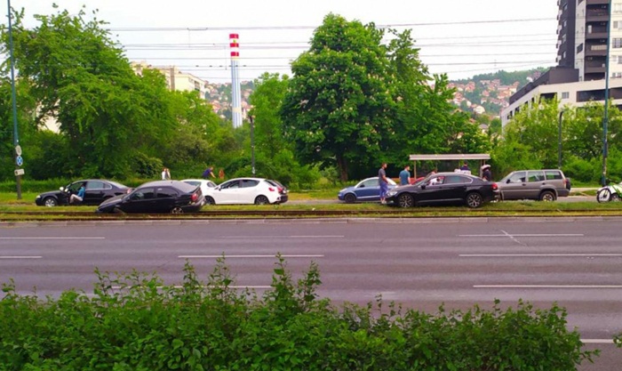 Udes u Sarajevu: Dva vozila završila na tramvajskim šinama