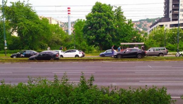 Udes u Sarajevu: Dva vozila završila na tramvajskim šinama