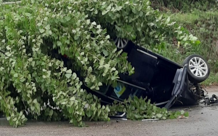 Udes u Zenici: Automobil završio na krovu, jedno povrijeđeno
