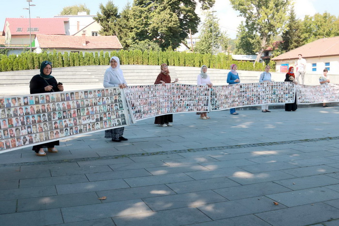 Udruženja Žene Srebrenice: Ostavite naše žrtve na miru