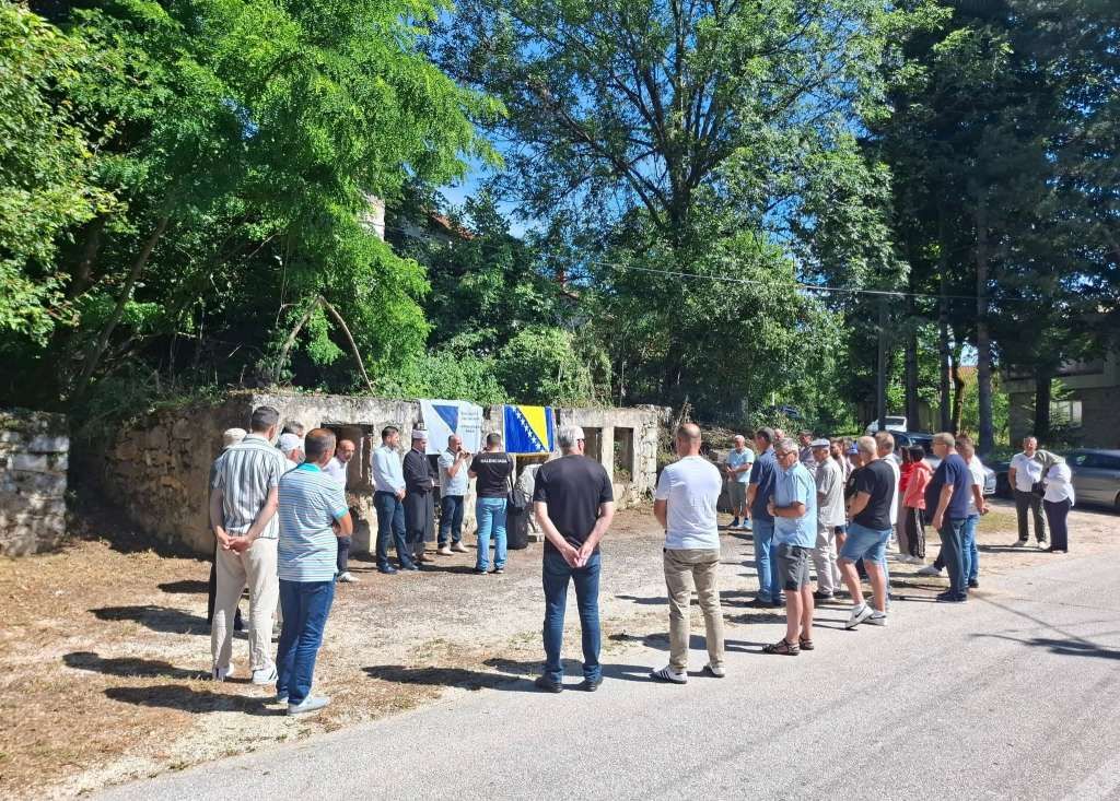 Udruženje logoraša Sanski Most obilježilo godišnjicu zločina nad Bošnjacima iz Modre