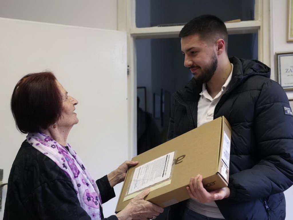 Udruženje 'Majke enklave Srebrenice i Žepe': Laptopi za uspješne učenike i studente