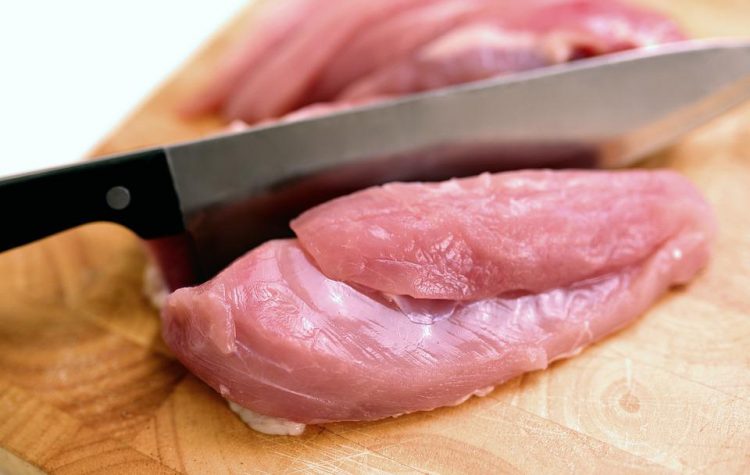 Udruženje peradara FBiH upozorava da se odleđeno meso iz Turske prodaje kao 'svježe'