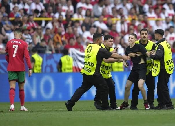 UEFA najavila kaznene prijave i zabrane za svaki ulazak navijača u teren