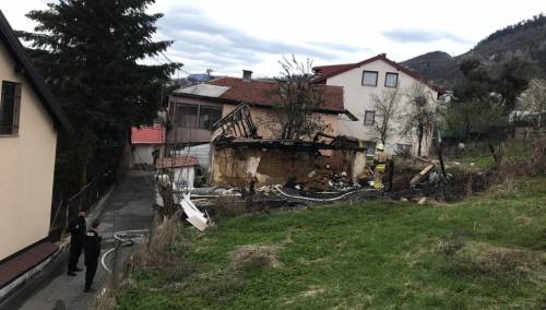 Ugašen požar na Bistriku: Gorjela napuštena kuća, nema povrijeđenih