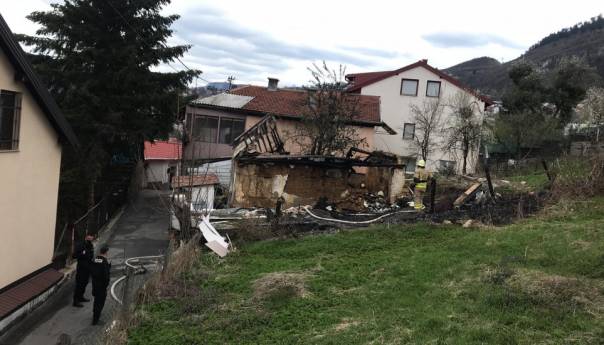 Ugašen požar na Bistriku: Gorjela napuštena kuća, nema povrijeđenih