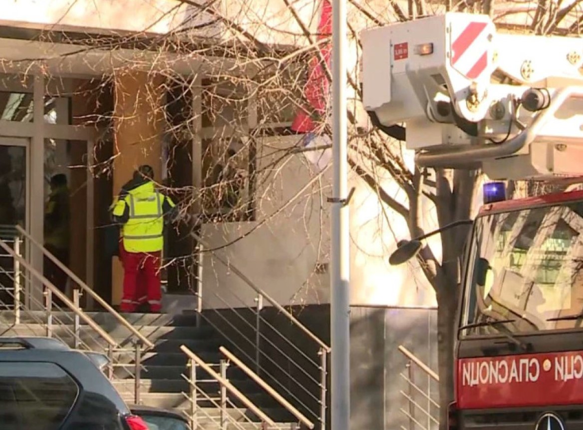 Ugašen požar na krovu zgrade Specijalnog suda u Beogradu