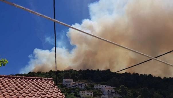Ugašen požar pored rovinjskog turističkog naselja Valalta