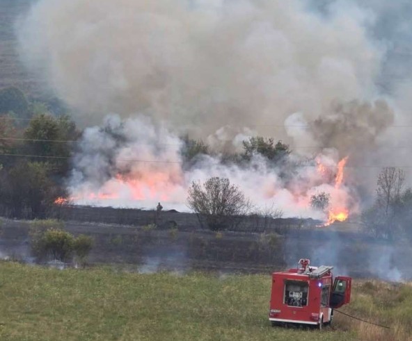 Ugašen požar u bihaćkom naselju Žegar, građanima upućen apel