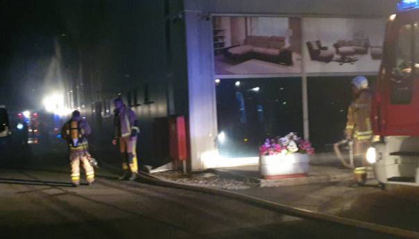 Sarajevo: Ugašen požar u skladištu namještaja, pričinjena velika materijalna šteta