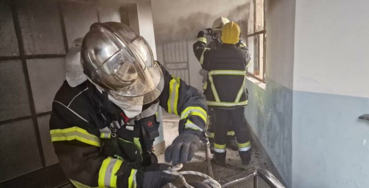 Ugašen požar u zgradi u Mostaru, stan potpuno izgorio